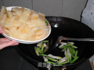 Nutritional Delicacy for Autumn and Winter ---fried Pork Skin with Celery and Green Garlic recipe