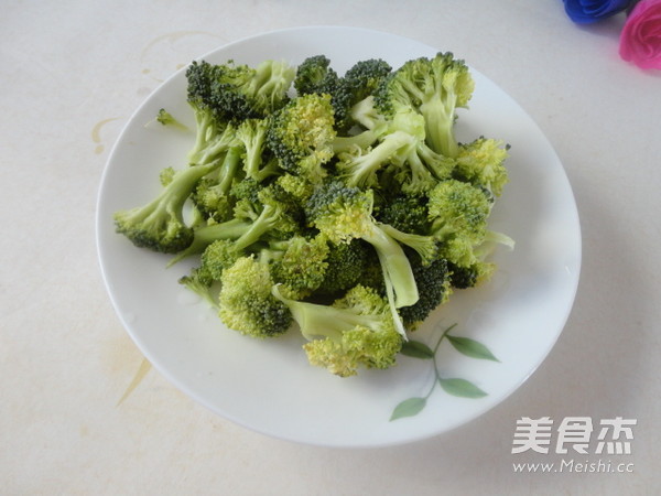 Fried Sea Prawns with Broccoli recipe