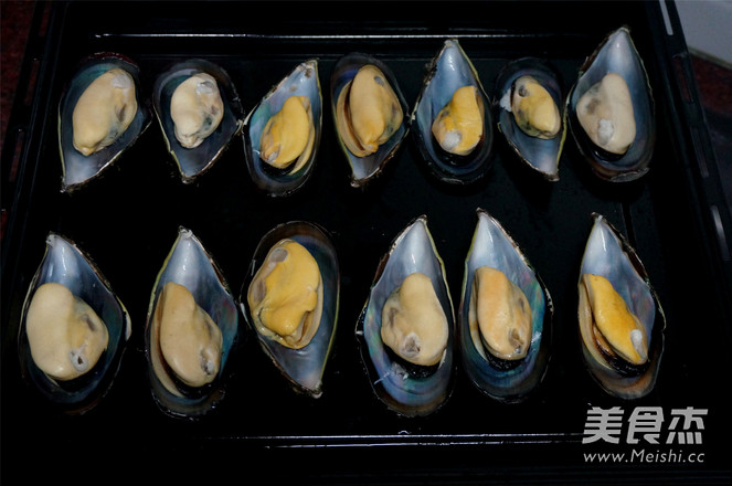 Baked Mussels with Wasabi Cheese recipe