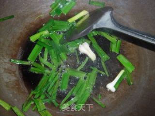 Fried Garlic Sprouts with Zucchini recipe