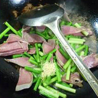 Stir-fried Pork Tongue with Garlic Sprouts recipe