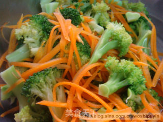 Summer Solstice Cold Noodles (cold Noodles with Broccoli, Carrots and Cucumbers) recipe