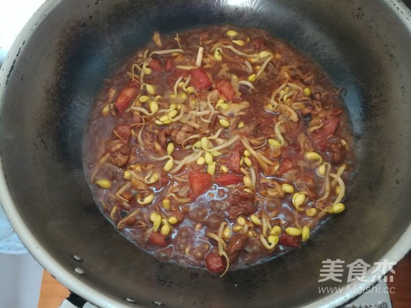 Braised Noodles with Soy Sprouts recipe