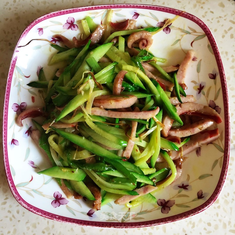 Stir-fried Red Intestine with Fruit and Cucumber