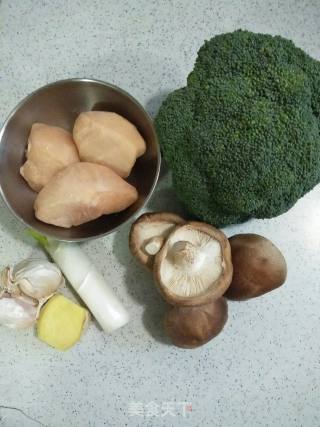 Stir-fried Broccoli with Chicken Breast and Shiitake Mushrooms recipe