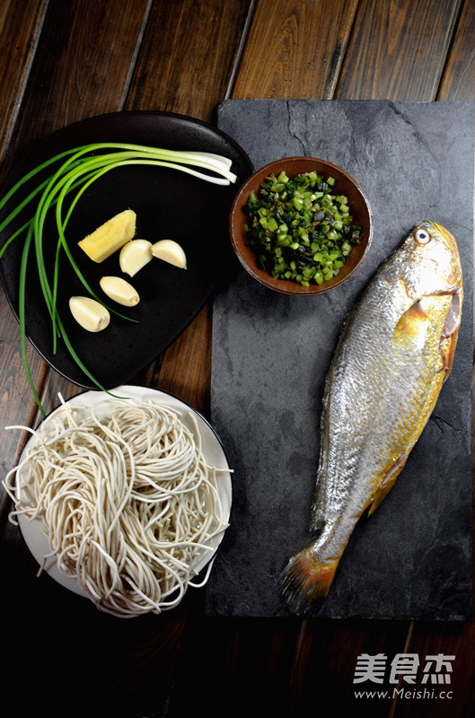 Yellow Croaker Simmered Noodles recipe