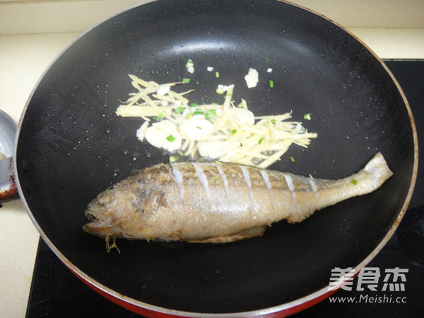 Yellow Croaker with Pickled Vegetables recipe