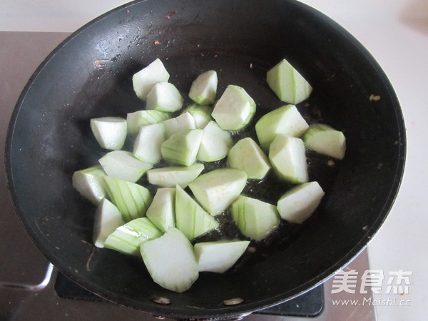 Scrambled Eggs with Loofah and Mushrooms recipe