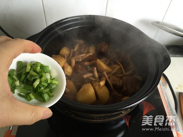 Potato Ribs with Tea Tree Mushrooms in Clay Pot recipe