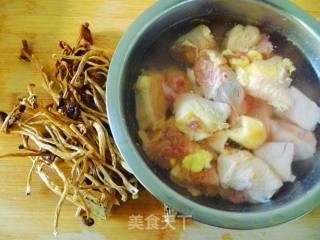 [homemade Stew] Three Yellow Chicken Stew with Tea Tree Mushroom recipe