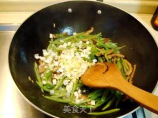 Assorted Fried Noodles with Shredded Pork recipe