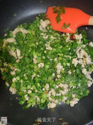 Griddle with Minced Pork and White Radish Leaves recipe