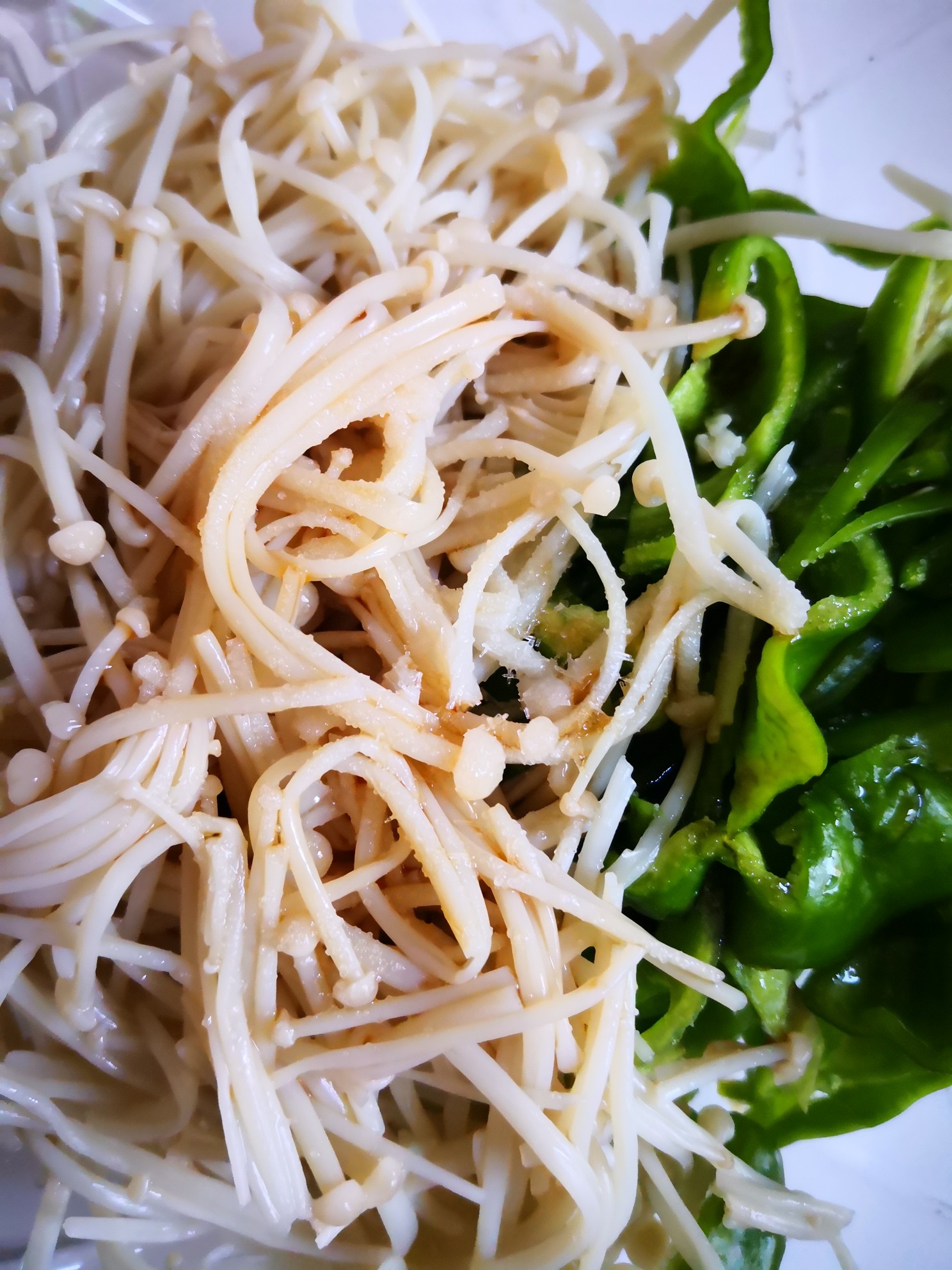 Enoki Mushrooms Mixed with Green Pepper Shreds recipe