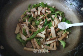 Stir-fried Shredded Pork with Green Pepper and Dried Beans recipe