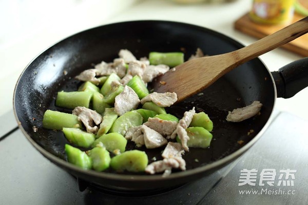 Fried Loofah with Sliced Pork recipe