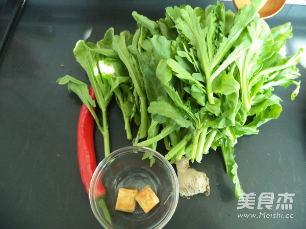 Stir-fried Bean Curd with Garland Chrysanthemum recipe