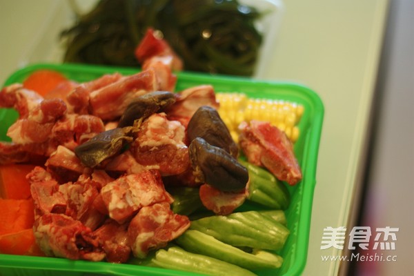 Seaweed and Corn Pork Ribs Soup recipe