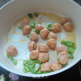 Stir-fried Meatballs with Green Peppers recipe
