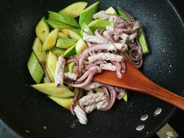 Fried Zucchini with Fresh Squid recipe