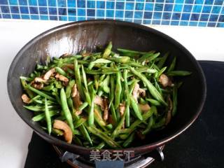 Braised Noodles with Beans recipe