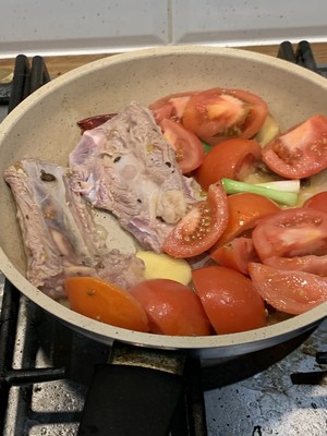 Let's Have A Bowl of Thick and Warm Beef Bone Tomato Soup (⁎⁍̴̛ᴗ⁍̴̛⁎) recipe