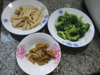 Stir-fried Yuba with Mustard and Broccoli recipe