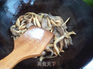 Stir-fried Double Mushrooms with Leek recipe