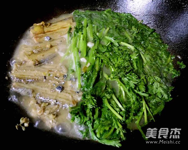 Saury Stew with Chrysanthemum recipe