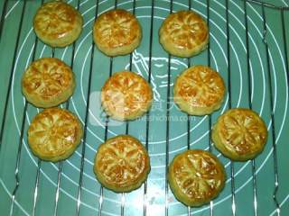 #新良首第届烤大赛#cantonese-style Walnut and Bean Paste Mooncakes recipe