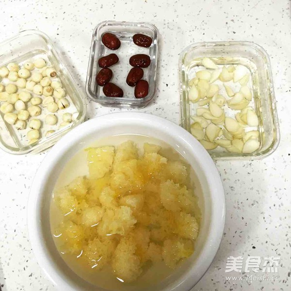 White Fungus and Lotus Seed Soup recipe