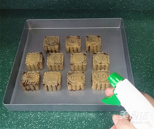 Cantonese Egg Yolk Mooncake recipe