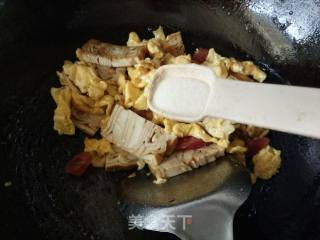 Fried Egg Sausage with Dried Flowers recipe