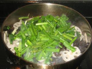 Fried Lotus Root Slices with Green Garlic and Black Fungus recipe