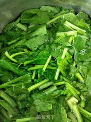 Freshly Prepared Cold Dish at Noon: Spinach in Ginger Sauce; Refreshing Vegetable Dish: Stir-fried Shrimp Skin with Winter Melon recipe