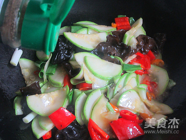 Vegetarian Fried Sour and Spicy Zucchini Fungus recipe