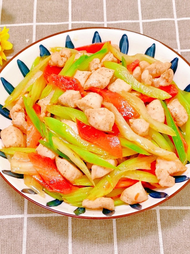 Low-fat, Delicious, Tender and Juicy Fried Chicken with Celery, Simple and Delicious recipe