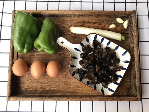 Crispy, Refreshing, Nutritious Scrambled Eggs with Green Pepper and Fungus recipe