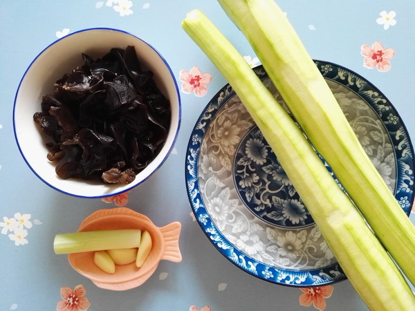 Stir-fried Loofah with Black Fungus recipe
