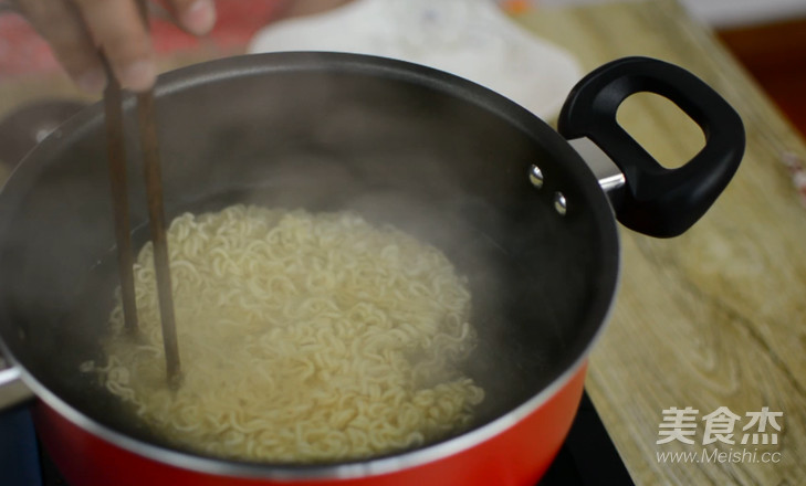 Instant Noodles with Toon Sauce recipe