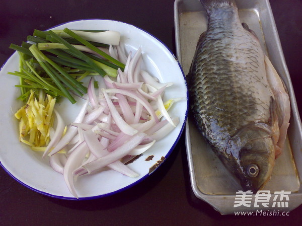 Grilled Crucian Carp with Onions recipe