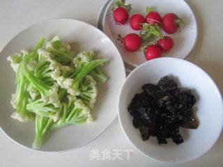 Cauliflower with Fungus, Cherry and Radish recipe