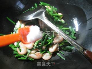 Stir-fried Jiangbai Shrimp with Leek recipe