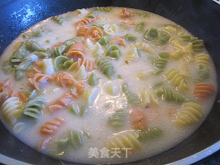 Spiral Spaghetti with Long Li Fish in White Sauce recipe