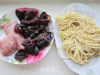 Braised Noodles with Celery and Fungus Meat recipe