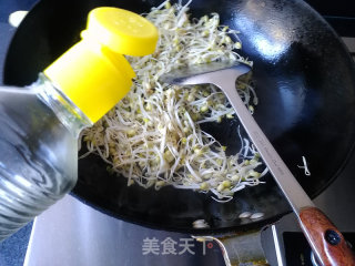 Stir-fried Leek with Mung Bean Sprouts recipe