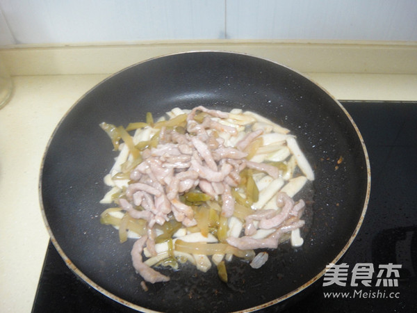 Stir-fried Shredded Pork with Bailing Mushroom and Mustard recipe