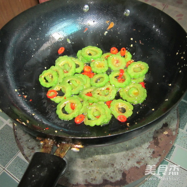 Spicy Stir-fried Bitter Gourd Rings recipe