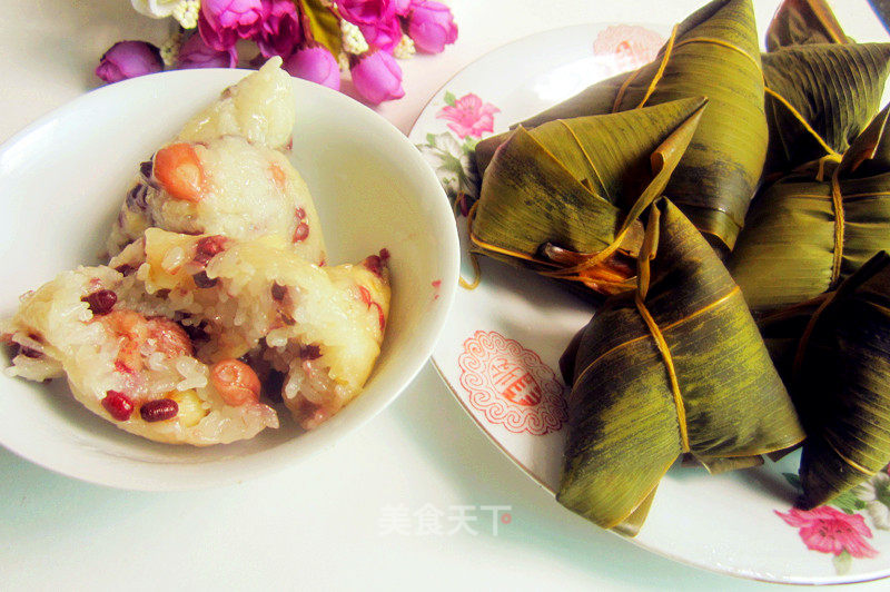 Eat Zongzi on Dragon Boat Festival ------ Today I Wrapped Peanuts, Lotus Seeds and Meat Dumplings