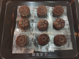 Chocolate Cantonese-style Moon Cakes (with Mung Bean Paste) recipe