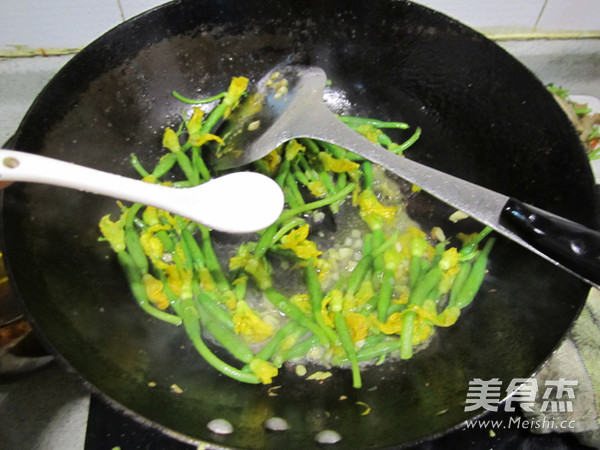 Stir-fried Pork with Cucumber Flower recipe